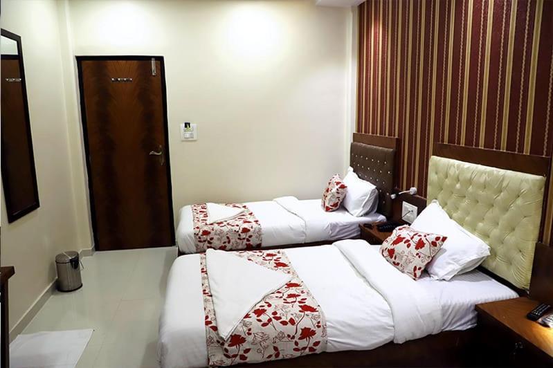 Hotel Golden Hayyath Inn Mumbai Exteriör bild
